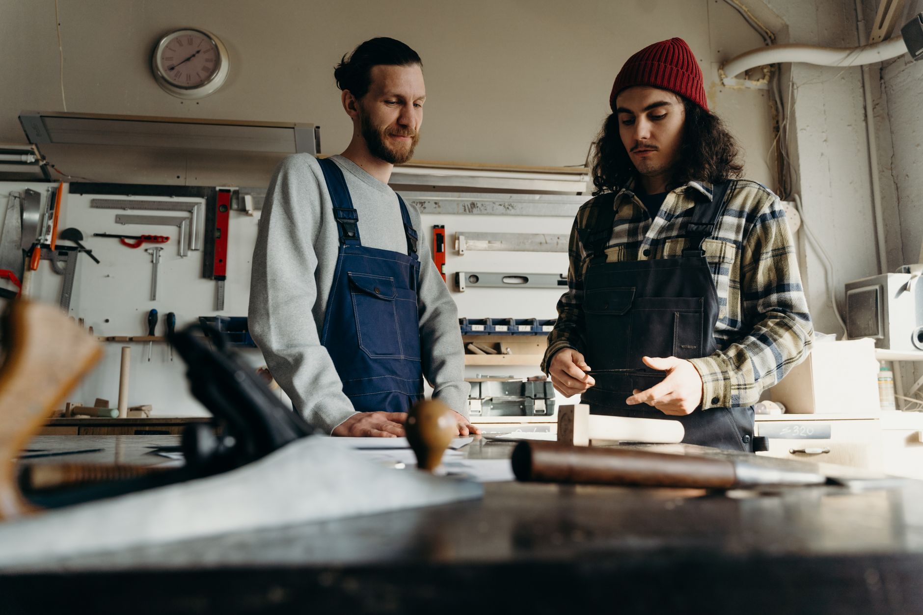 Artisan travaillant le bois dans son atelier