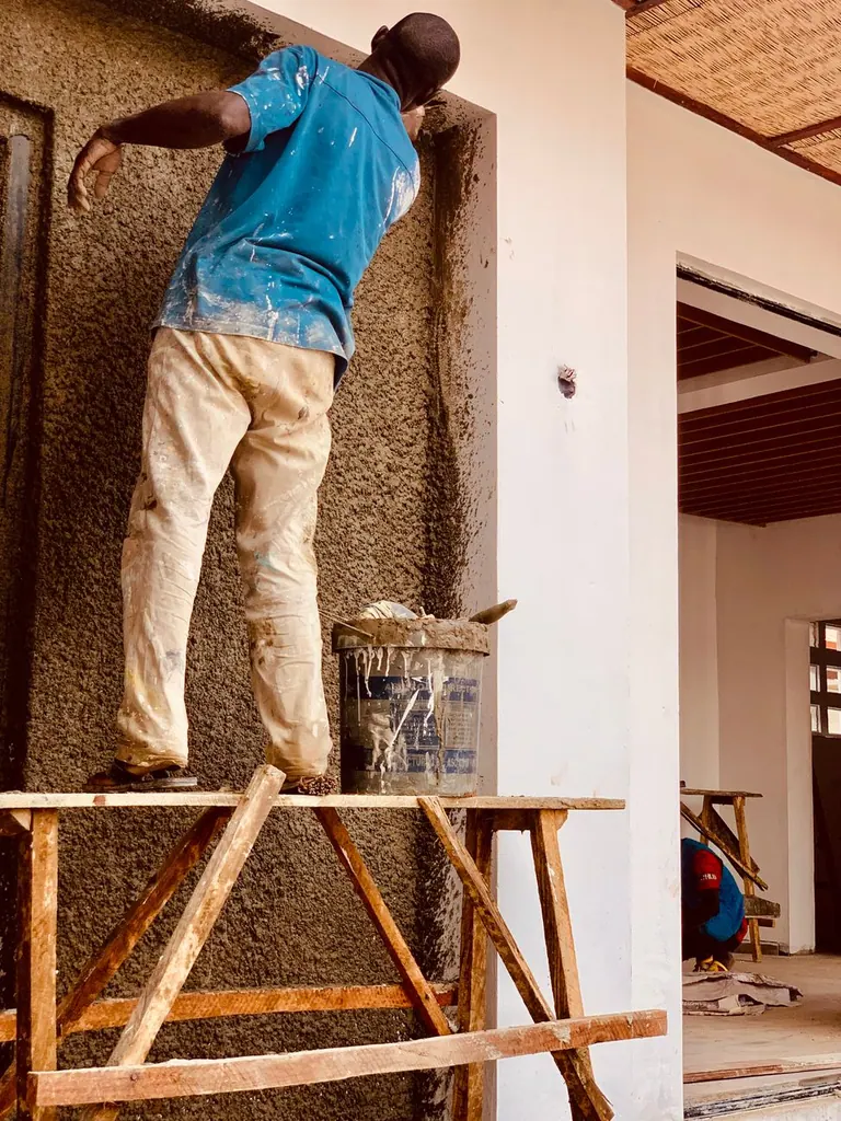 Artisan au travail sur un chantier, illustrant le quotidien chargé d'un indépendant.