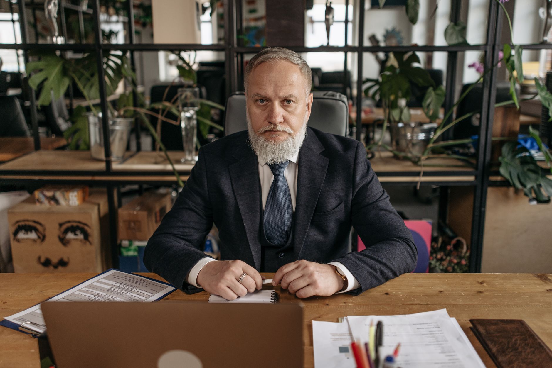 Entrepreneur senior consultant ses documents de carrière à son bureau