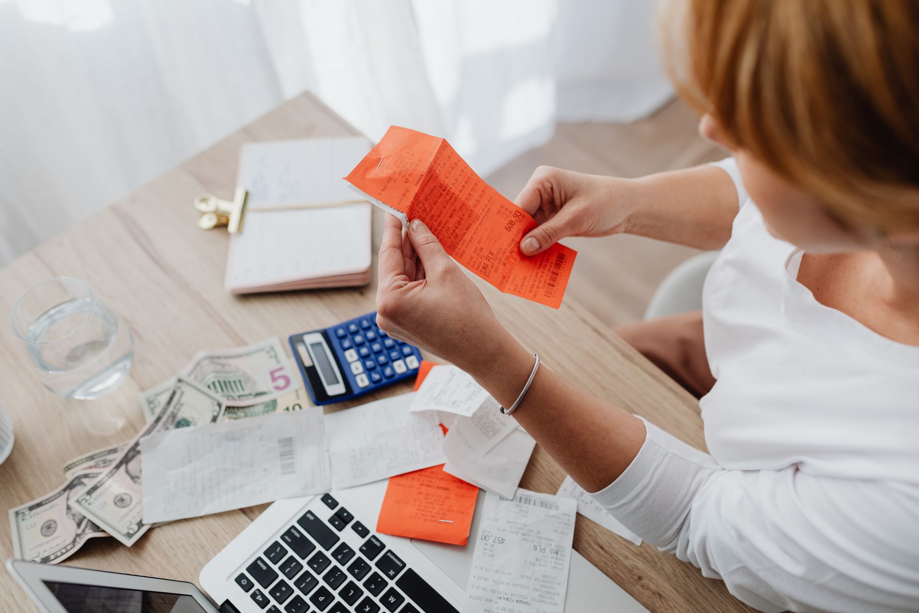Quickote vs Henrri — indépendant organisant ses factures sur son ordinateur portable