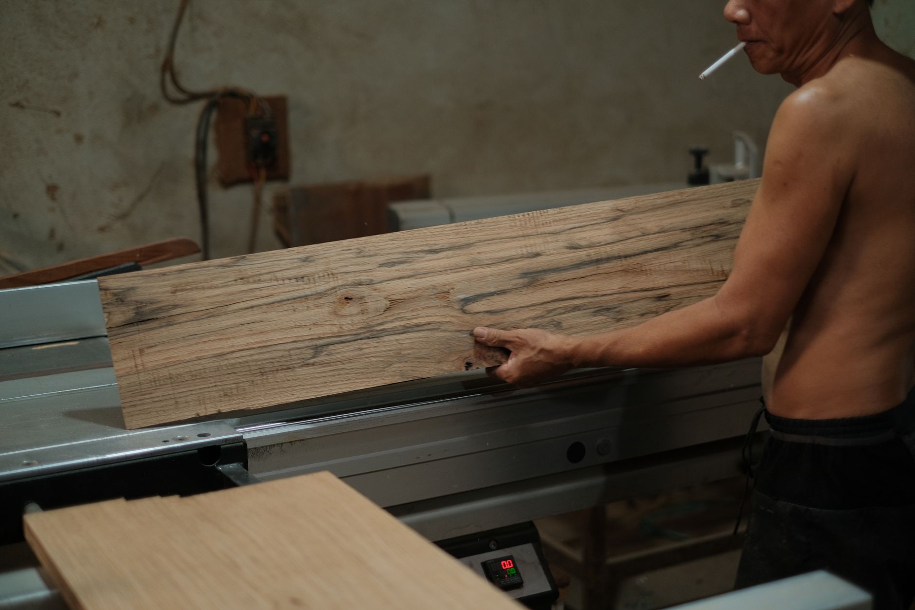 Artisan expérimenté travaillant le bois dans son atelier