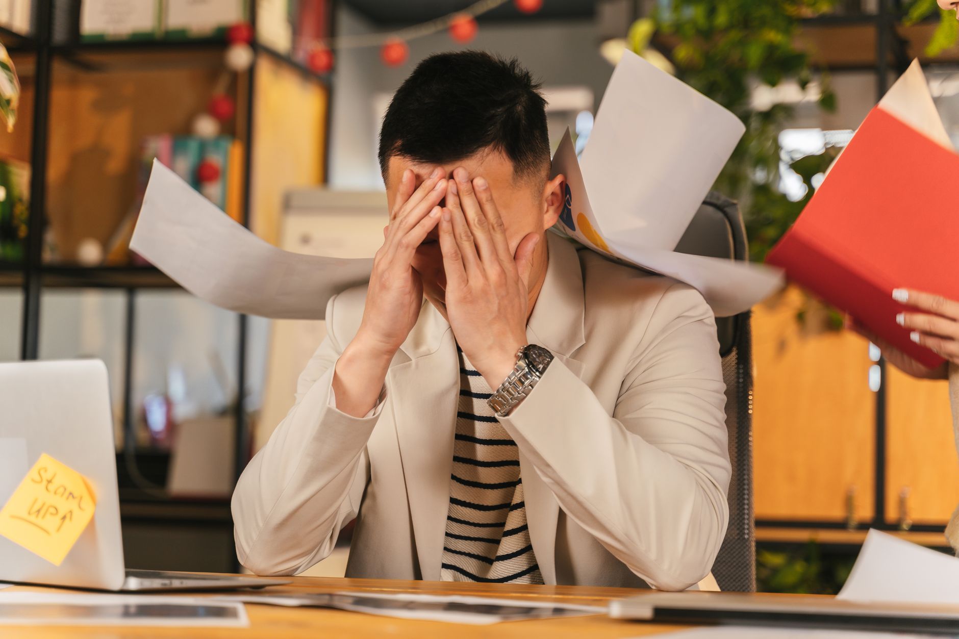 Indépendante submergée par la paperasse administrative à son bureau