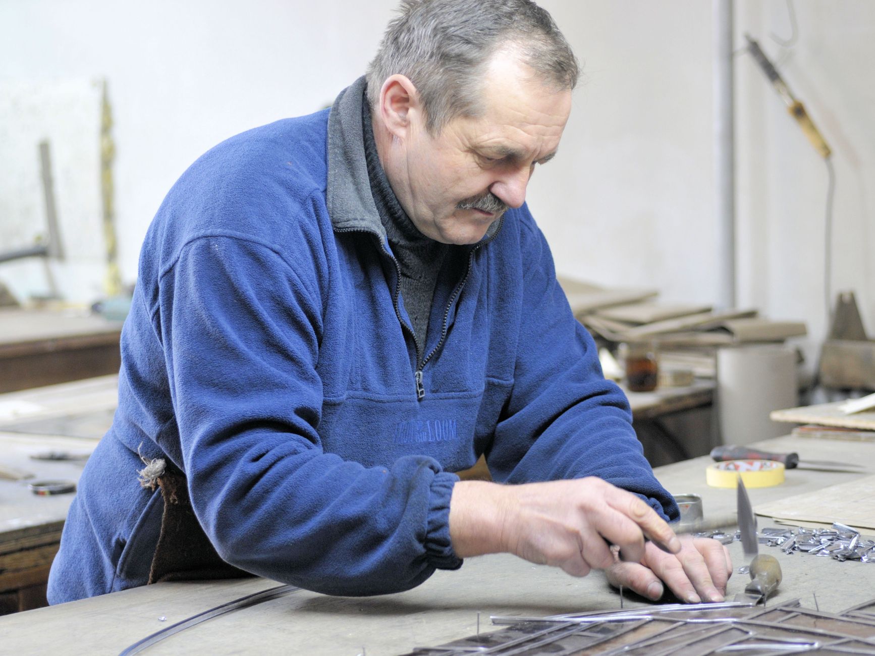 Artisan senior au travail dans son atelier