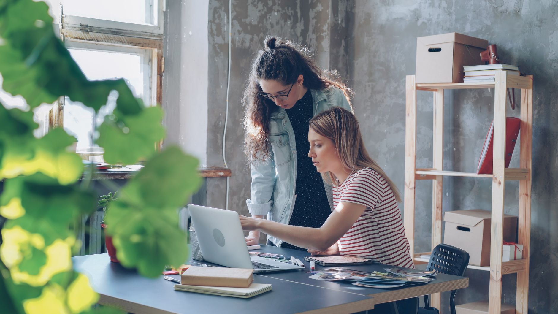 Jeune entrepreneur préparant le lancement de sa micro-entreprise avec son ordinateur portable