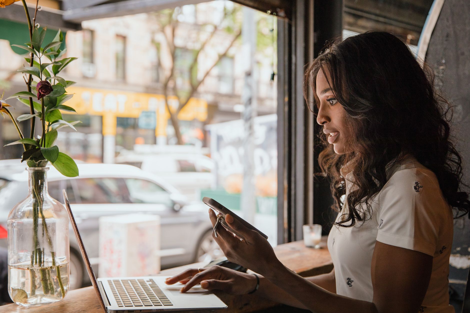 Dirigeant de petite entreprise travaillant sur son ordinateur portable et son téléphone